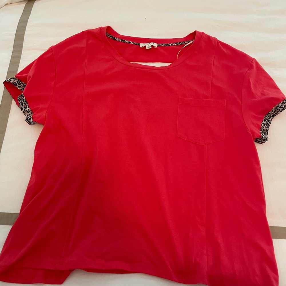 Umgee women’s top. Red with leopard sleeve detail and cutout in back. Size small